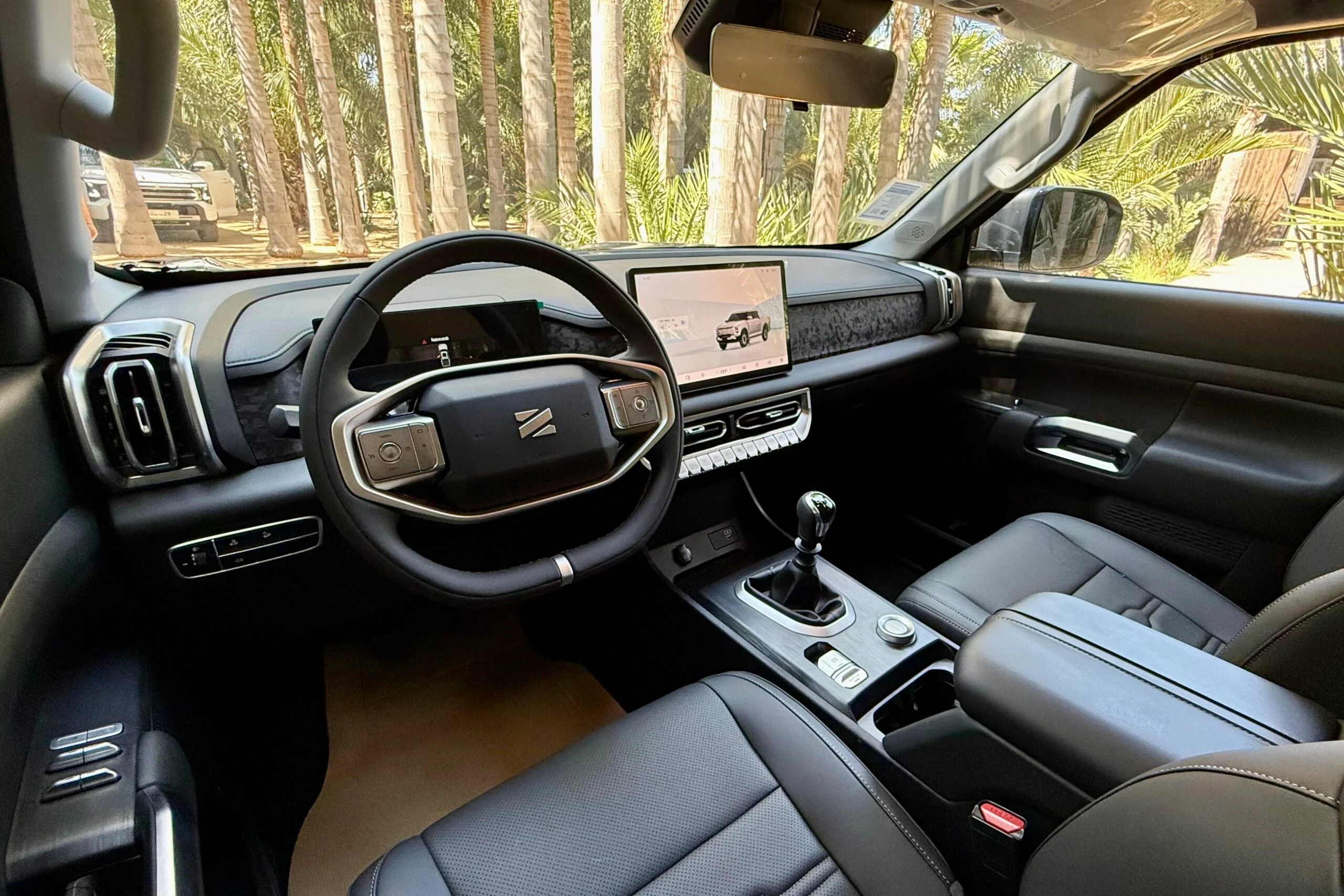 Interior DFSK Z9 — tapiz de cuero y equipamiento premium